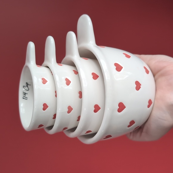 ❌SOLD❌Bakeshop Stacking Valentine's Day Measuring Cup Set with Heart Design - Picture 2 of 10